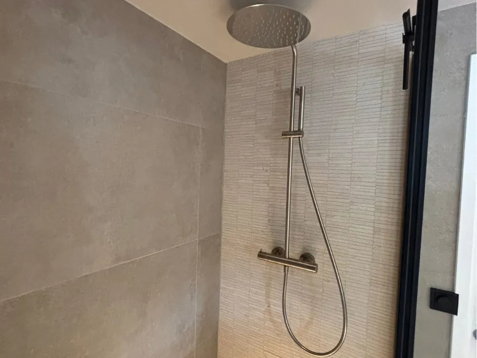 Moderne inloopdouche geplaatst tijdens badkamer renovatie in Veldhoven